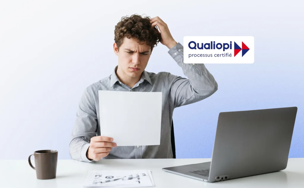 homme qui regarde un devis qualiopi